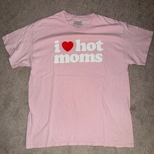 I heart hot moms pink t-shirt